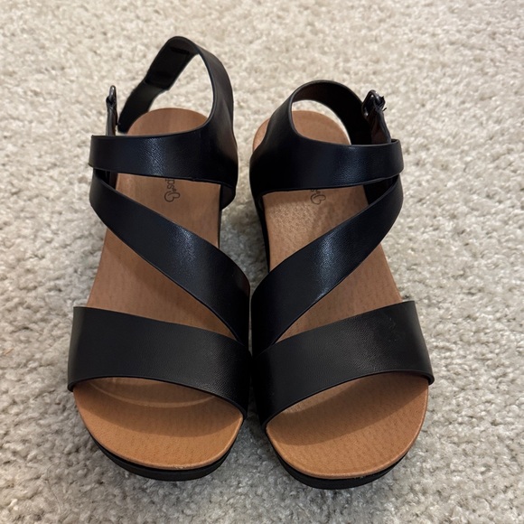 BareTraps Black Strappy Sandals - Picture 1 of 3
